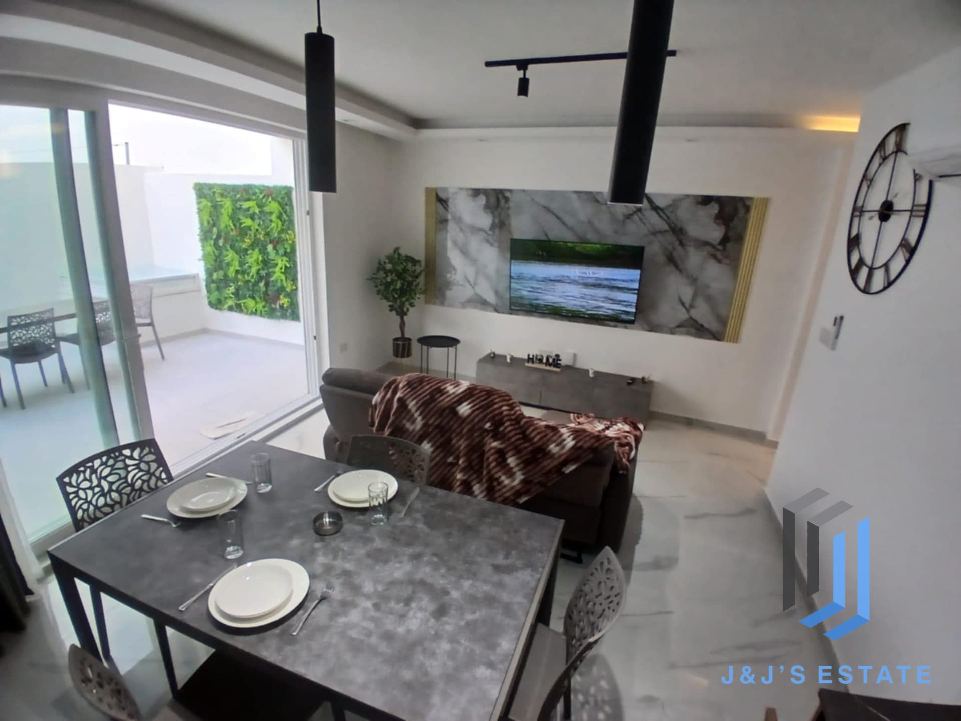 Spacious Two Bedroom Apartment in Vibrant Gzira Sliema · 8