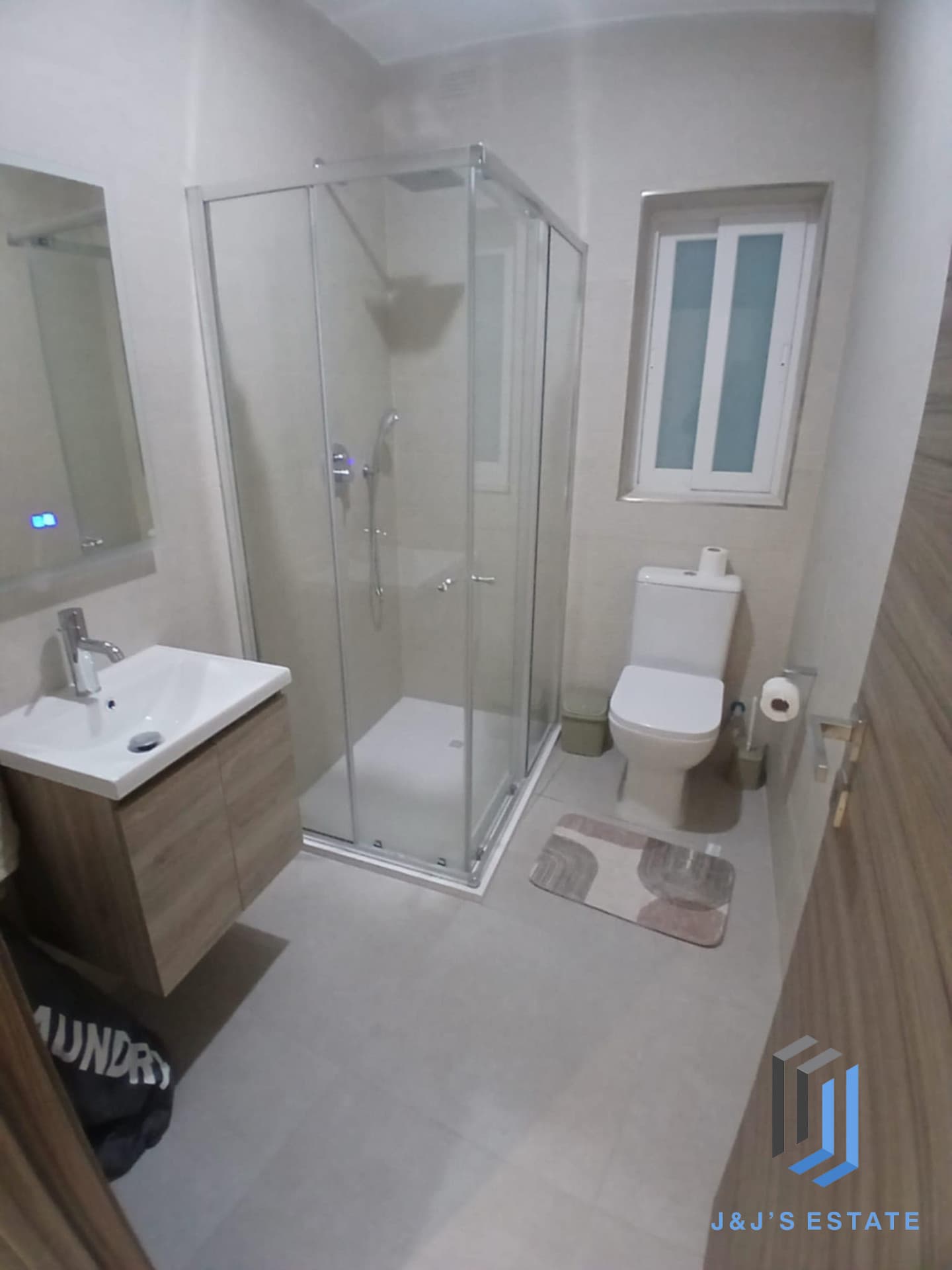 Spacious Two Bedroom Apartment in Vibrant Gzira Sliema · 7