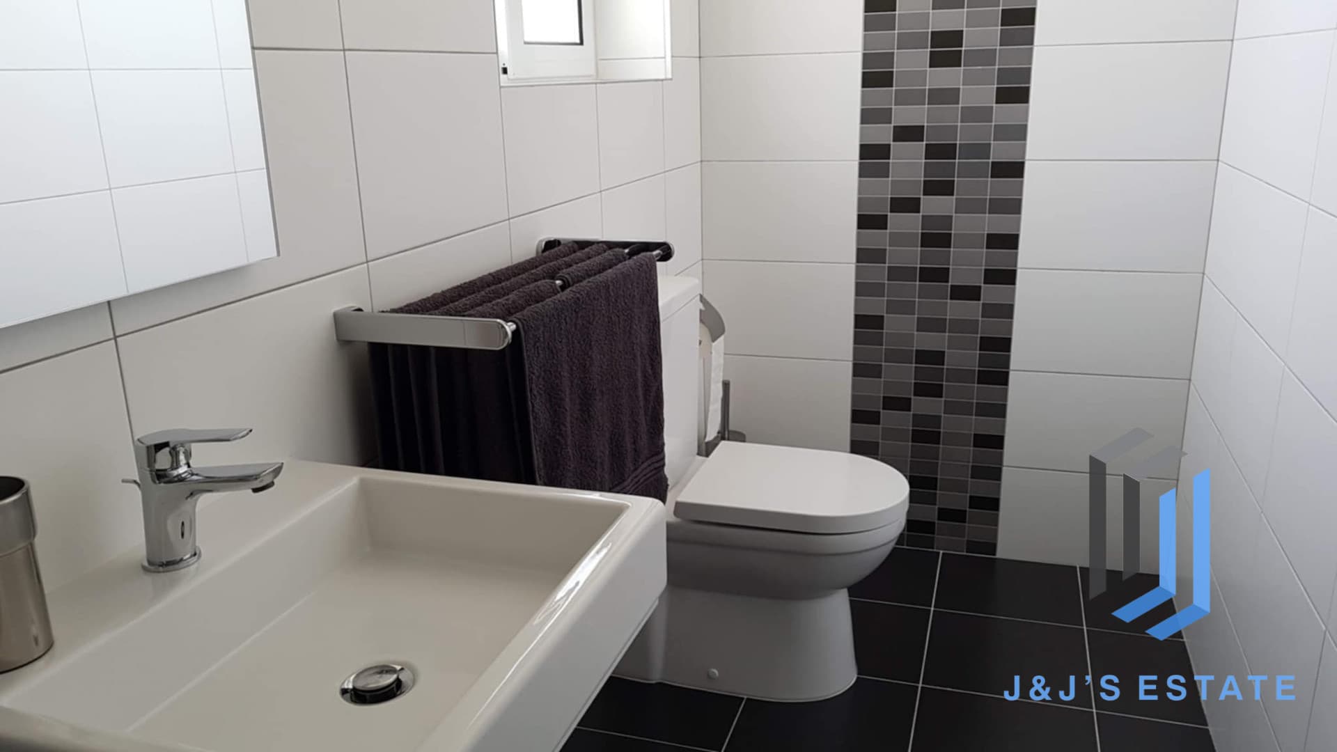 Seafront Furnished 2 Bedroom Apartment in Qawra · 16