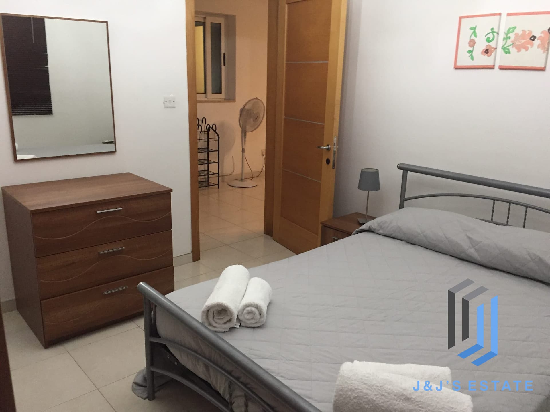 Pet Friendly Maisonette with Two Bedrooms Pieta Central · 4