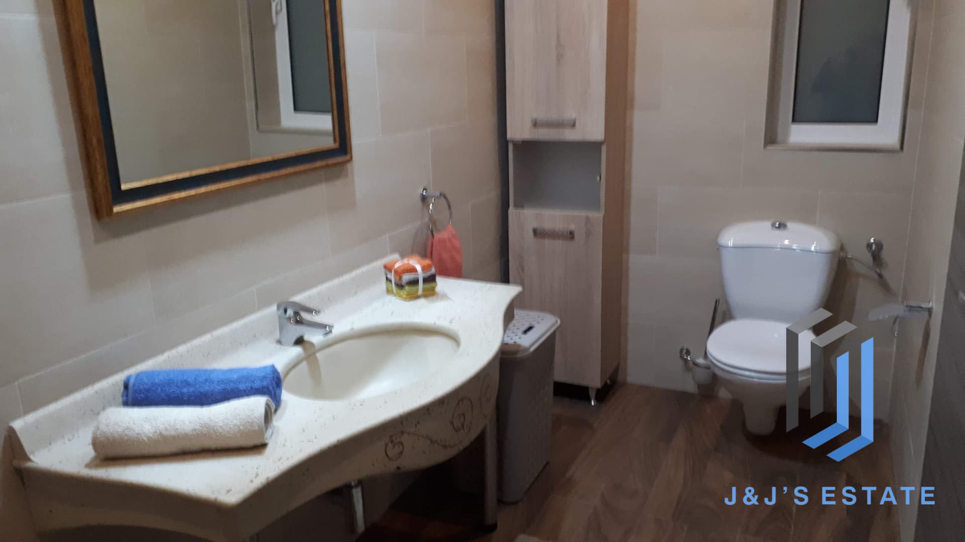 Bright Two Bedroom Apartment in Central San Gwann · 7