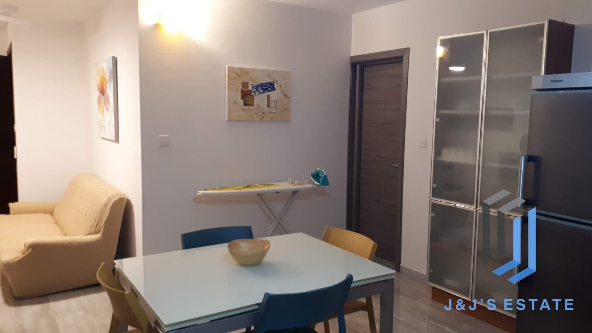 Bright Two Bedroom Apartment in Central San Gwann · 3