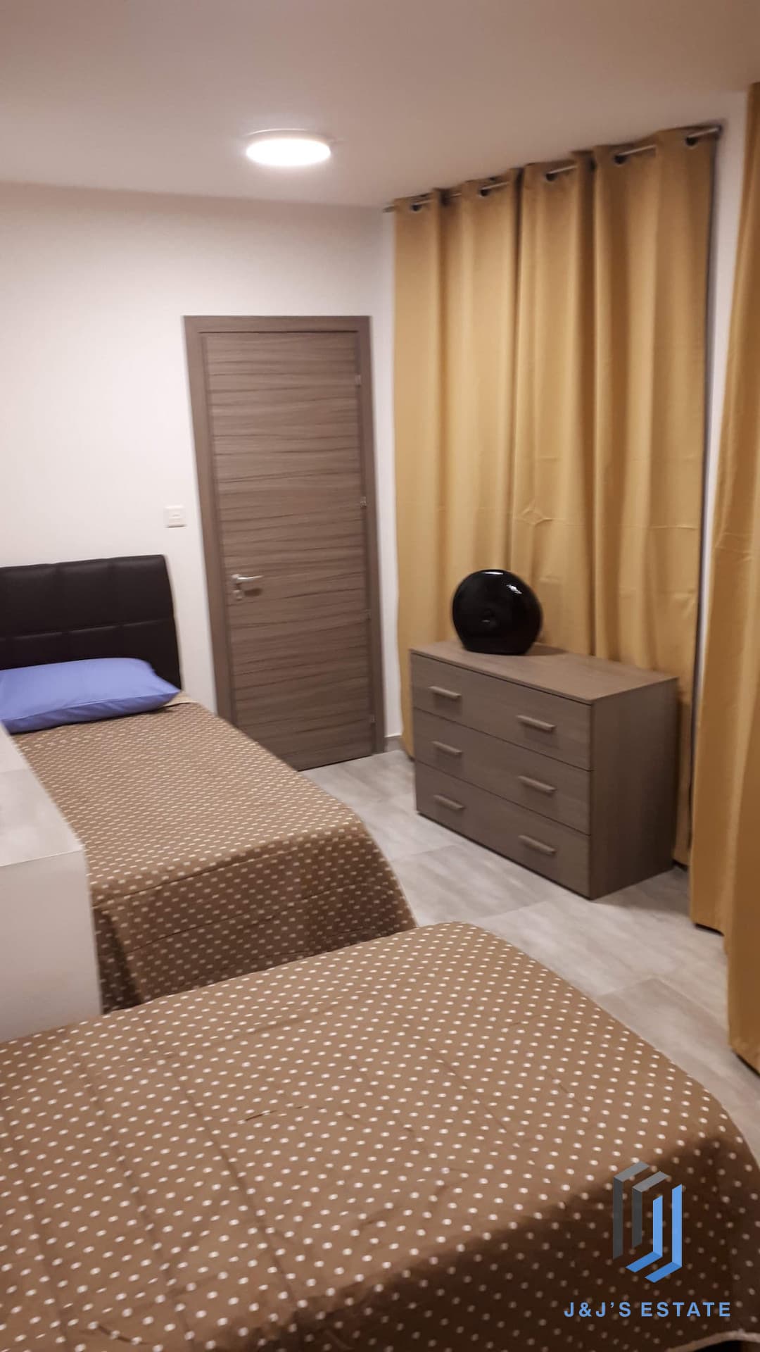 Bright Two Bedroom Apartment in Central San Gwann · 4