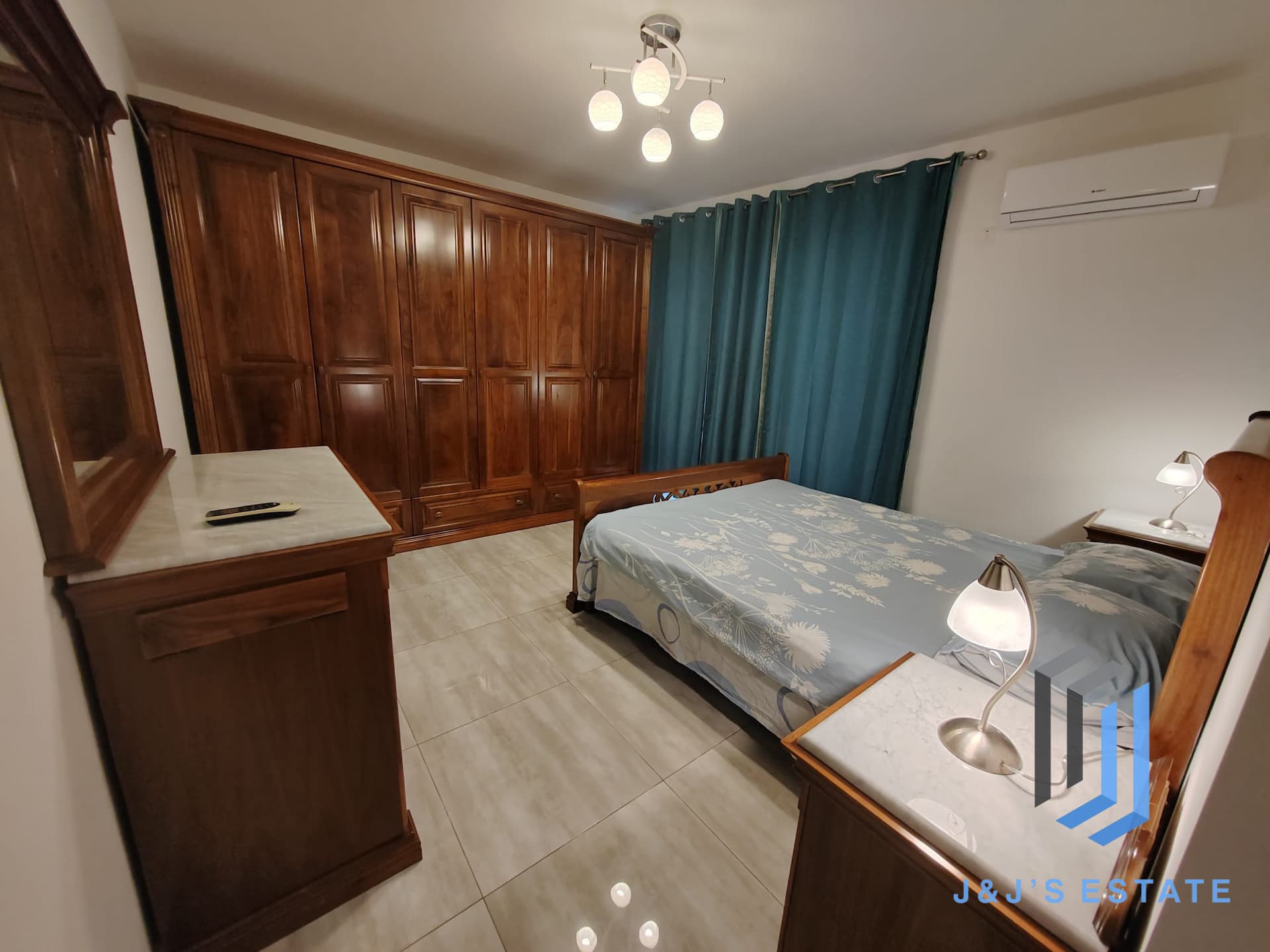 Bright Two Bedroom Apartment in Central San Gwann · 5