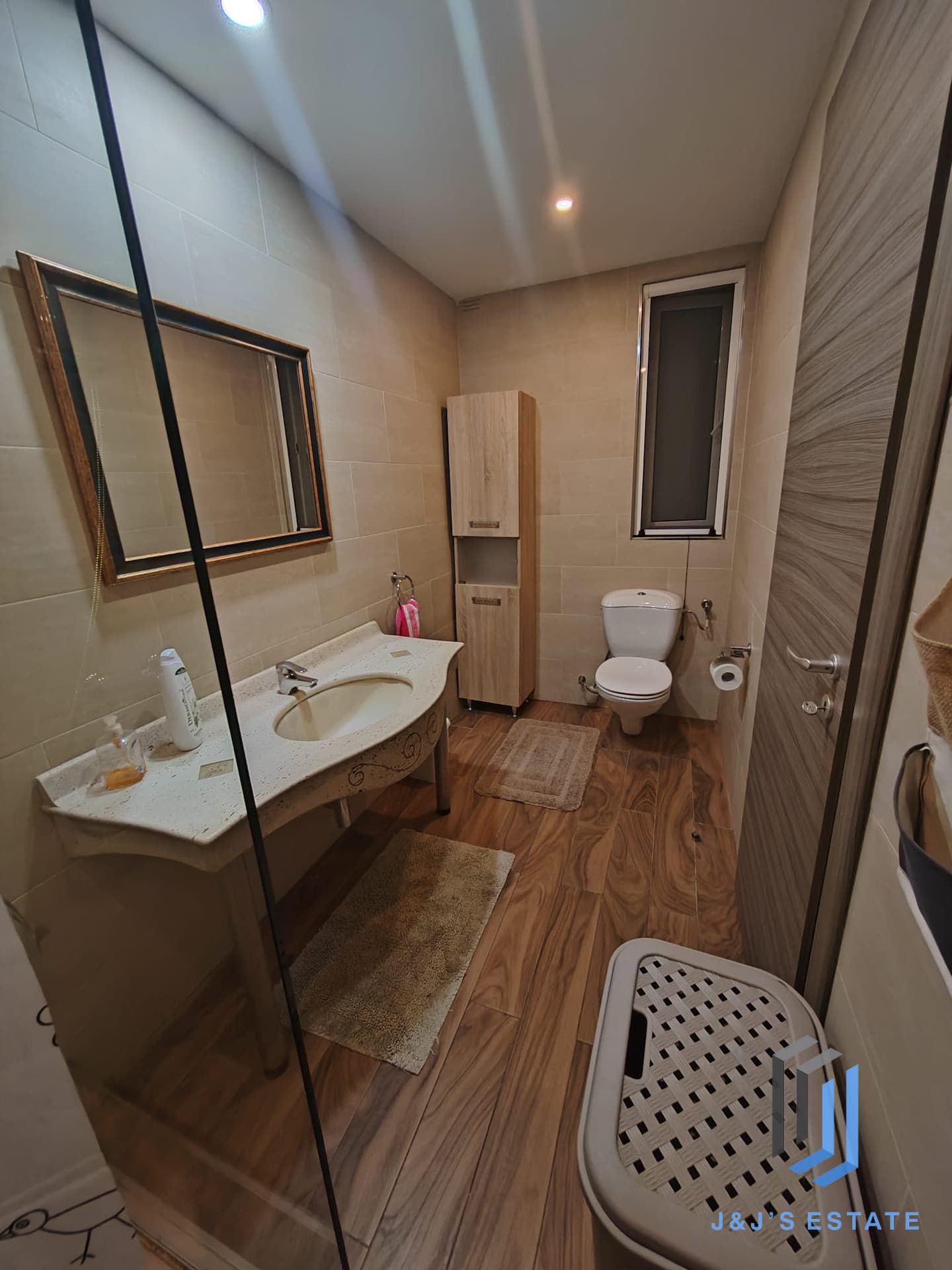 Bright Two Bedroom Apartment in Central San Gwann · 8