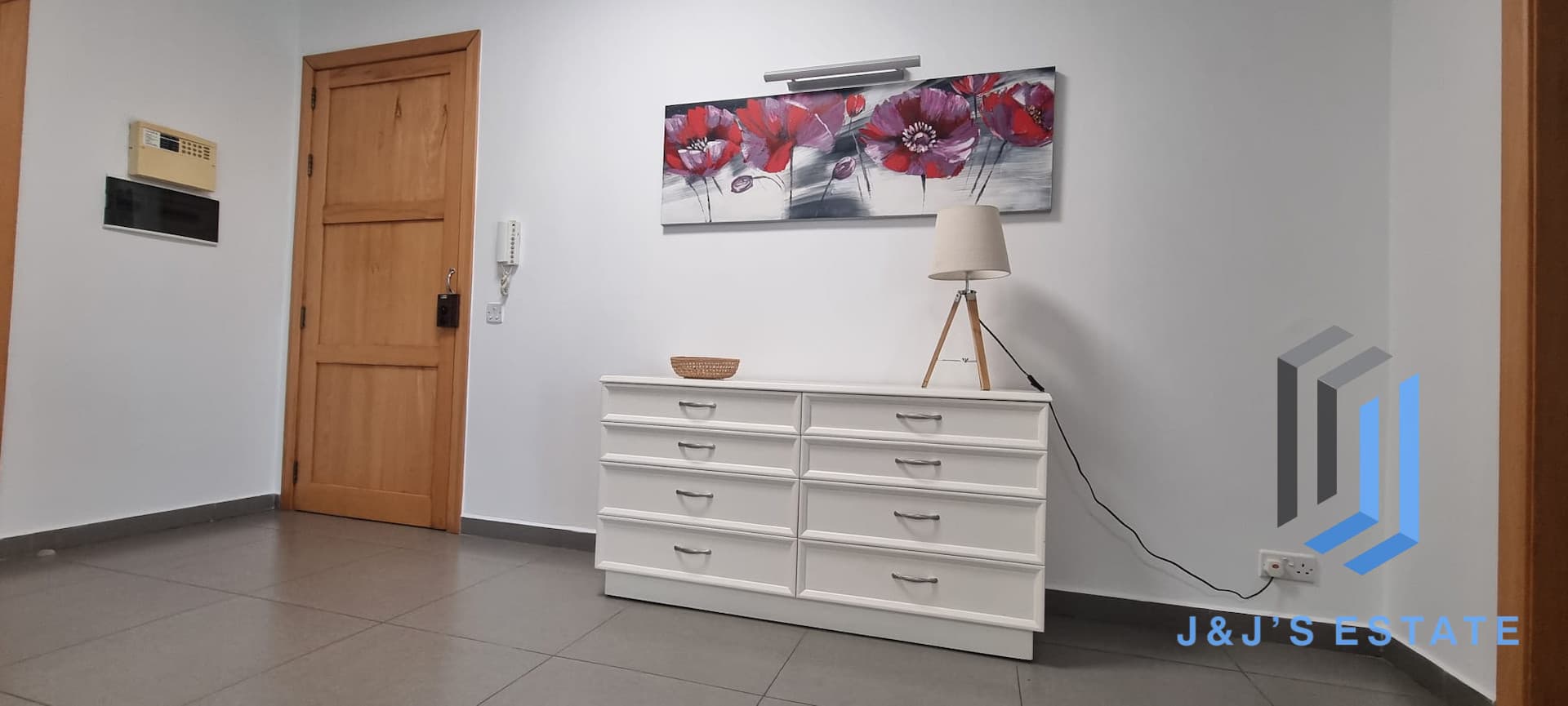 Fully Furnished Two Bedroom Apartment in Central Naxxar · 2