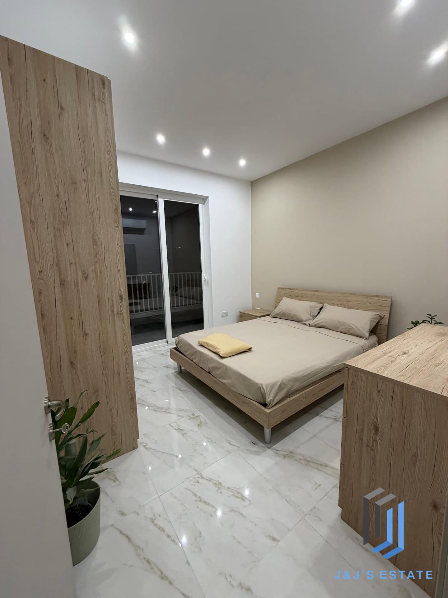 Top Floor 2 Bedroom Apartment in Lively San Gwann · 6