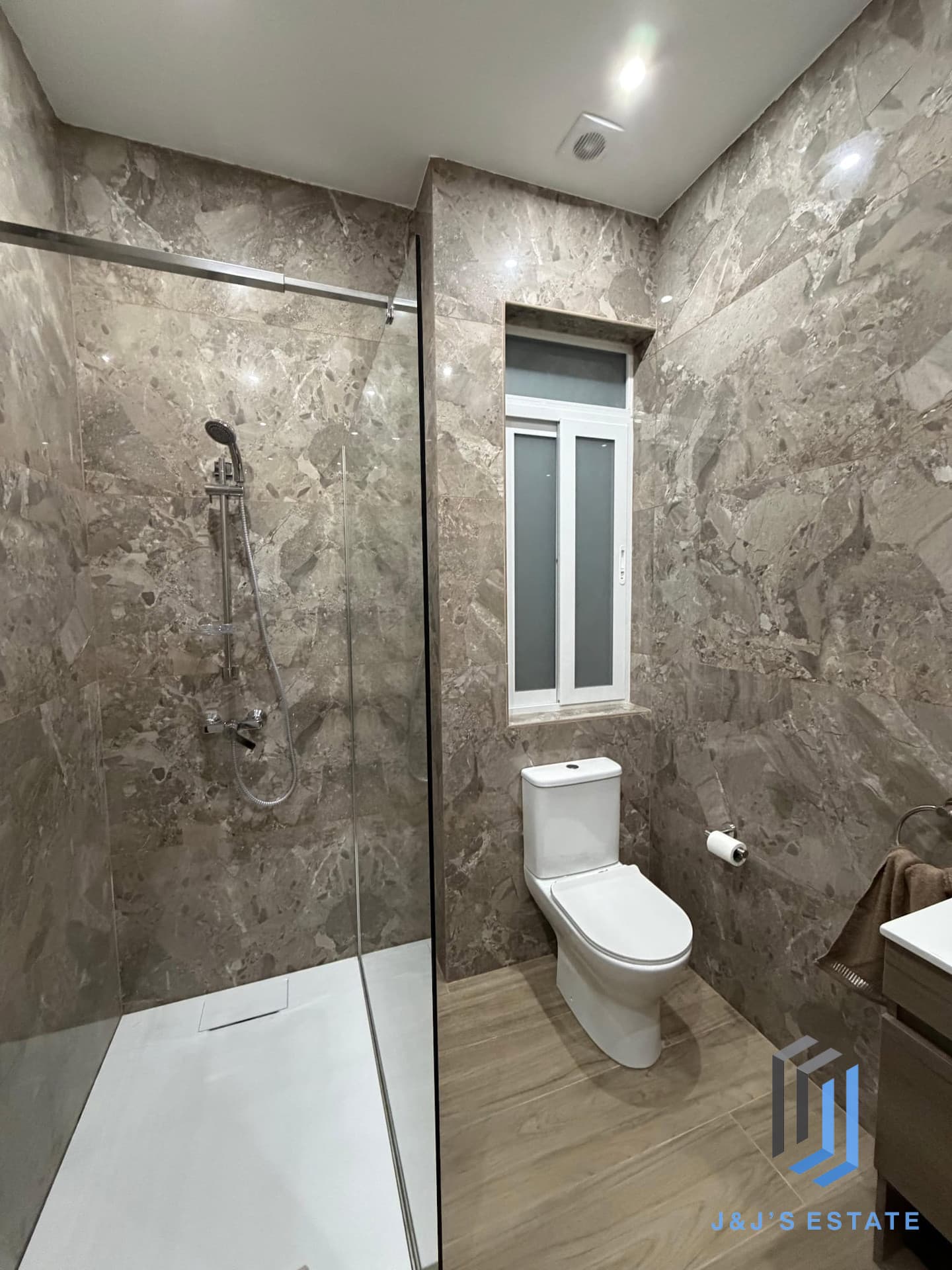 Top Floor 2 Bedroom Apartment in Lively San Gwann · 8