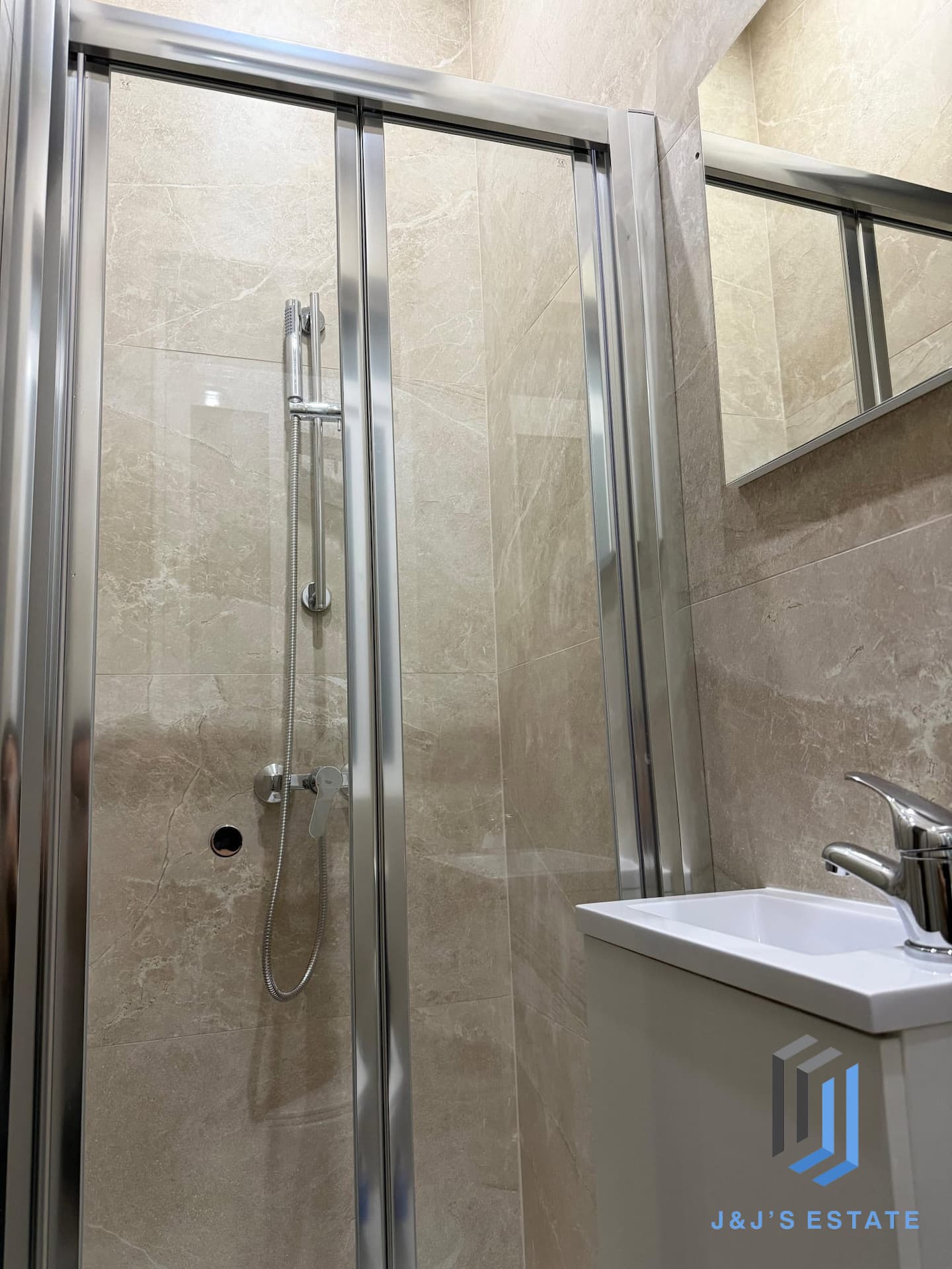 Top Floor 2 Bedroom Apartment in Lively San Gwann · 9