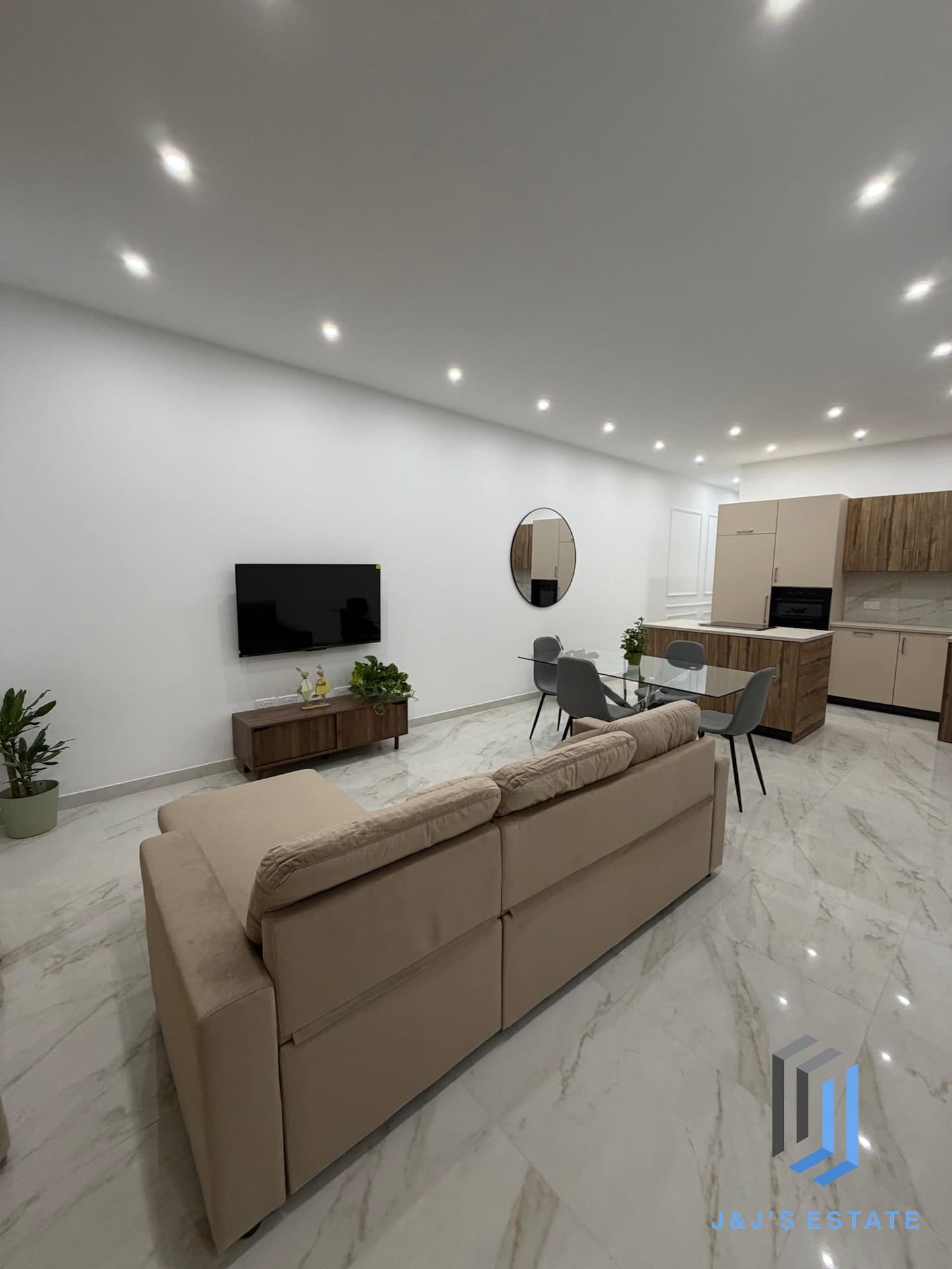 Top Floor 2 Bedroom Apartment in Lively San Gwann · 3