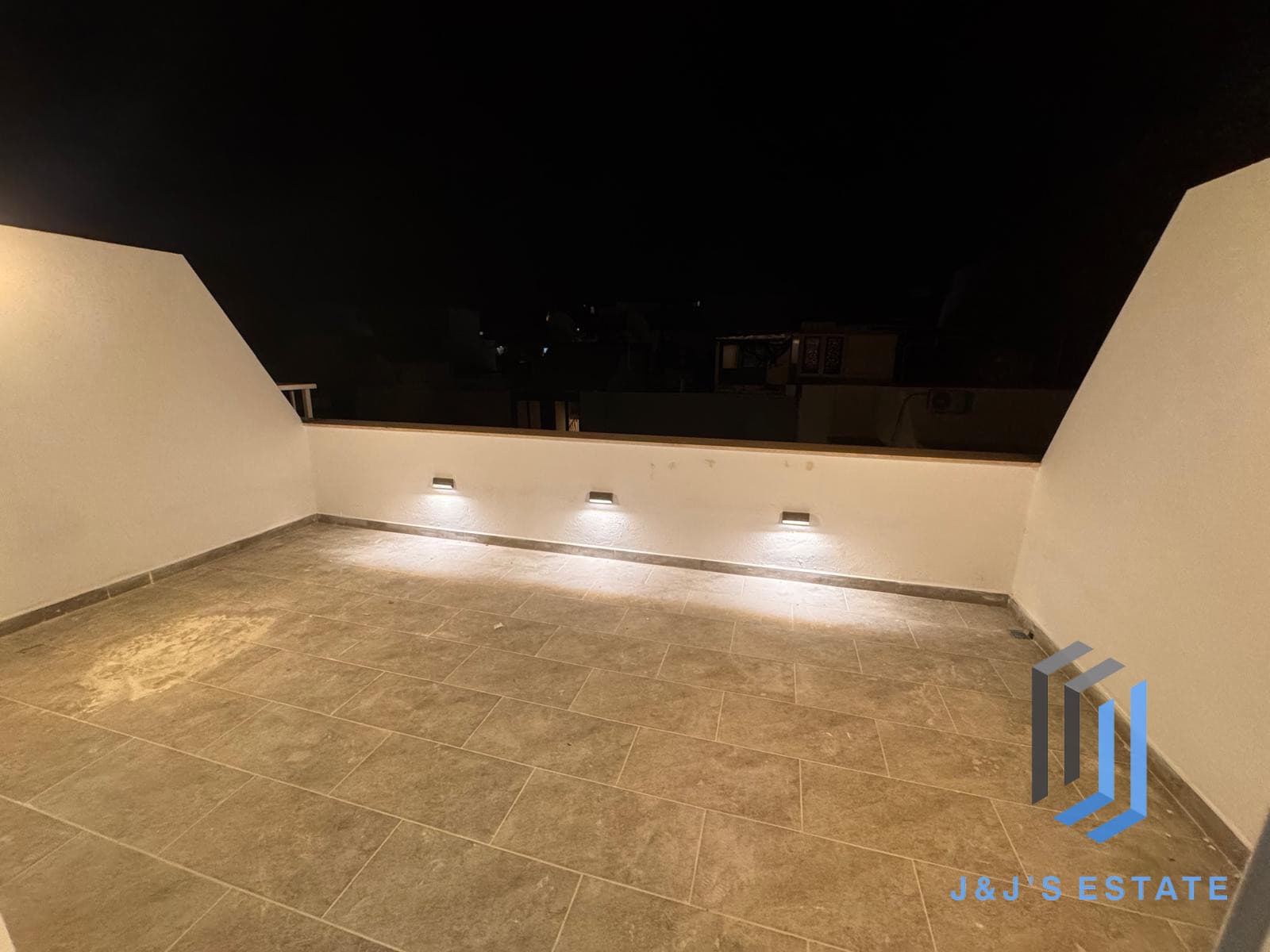 Top Floor 2 Bedroom Apartment in Lively San Gwann · 10