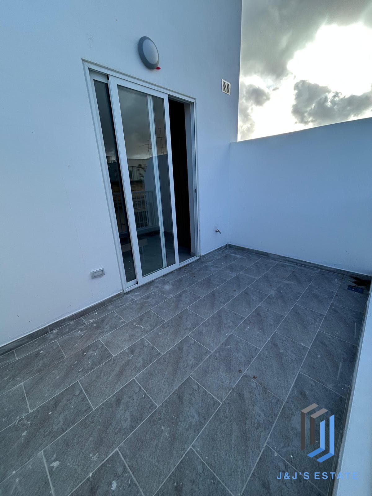 Top Floor 2 Bedroom Apartment in Lively San Gwann · 11