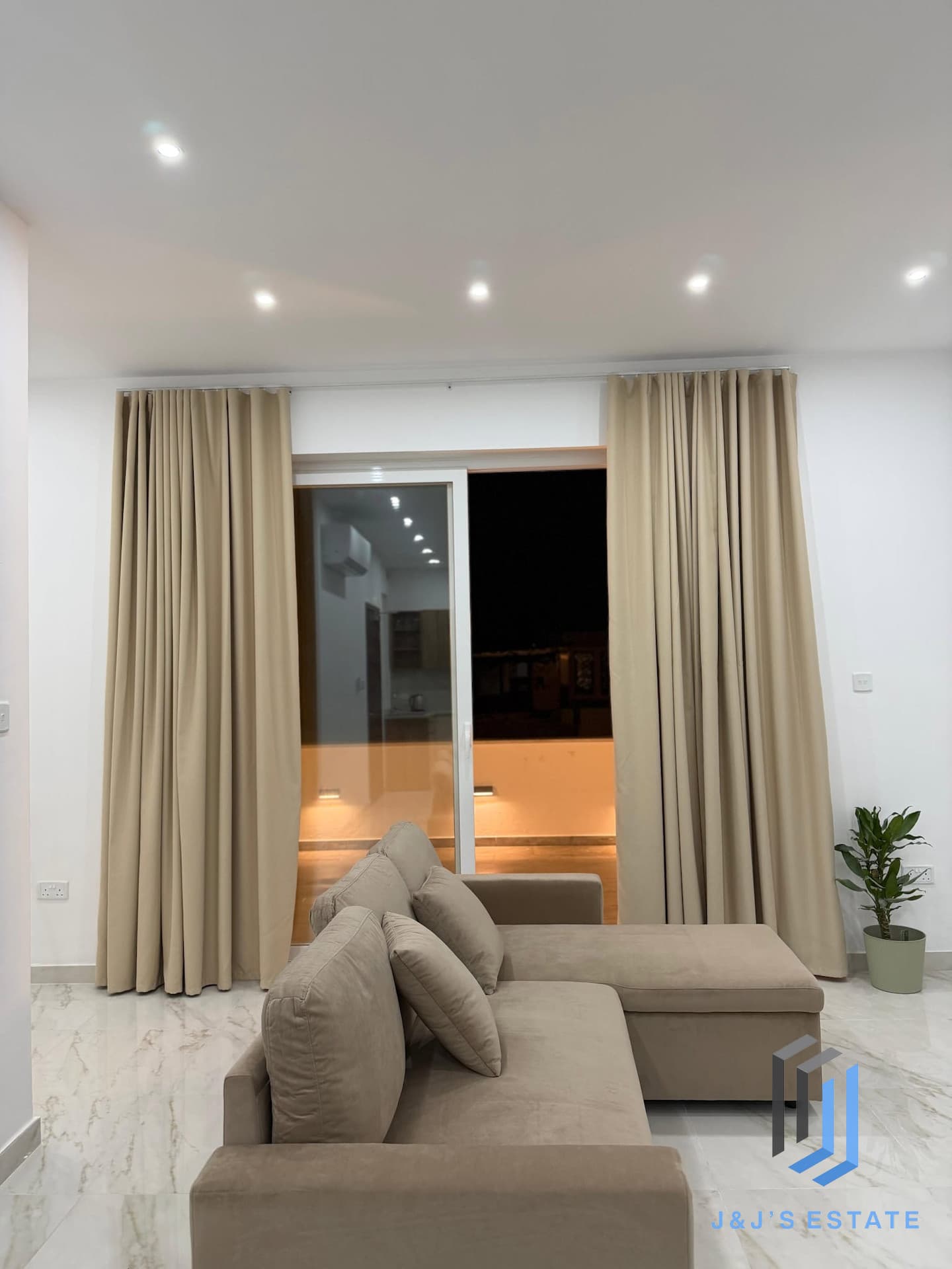 Top Floor 2 Bedroom Apartment in Lively San Gwann · 5