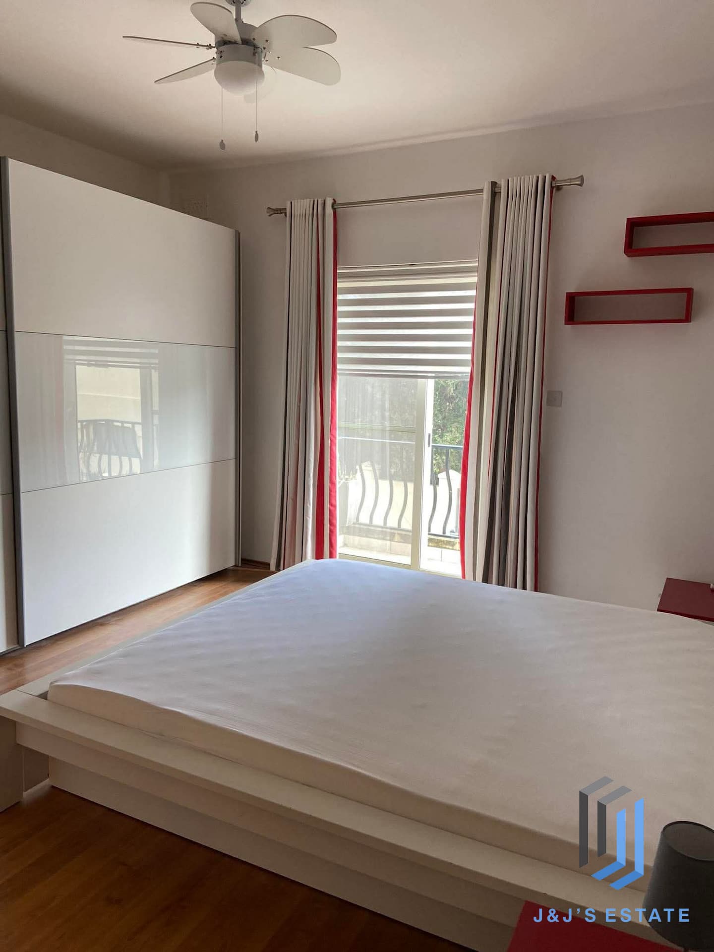 Spacious Three Bedroom Apartment in Vibrant St Julians · 5