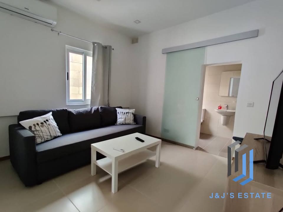Charming Three Bedroom House in Lively Gzira Area · 2