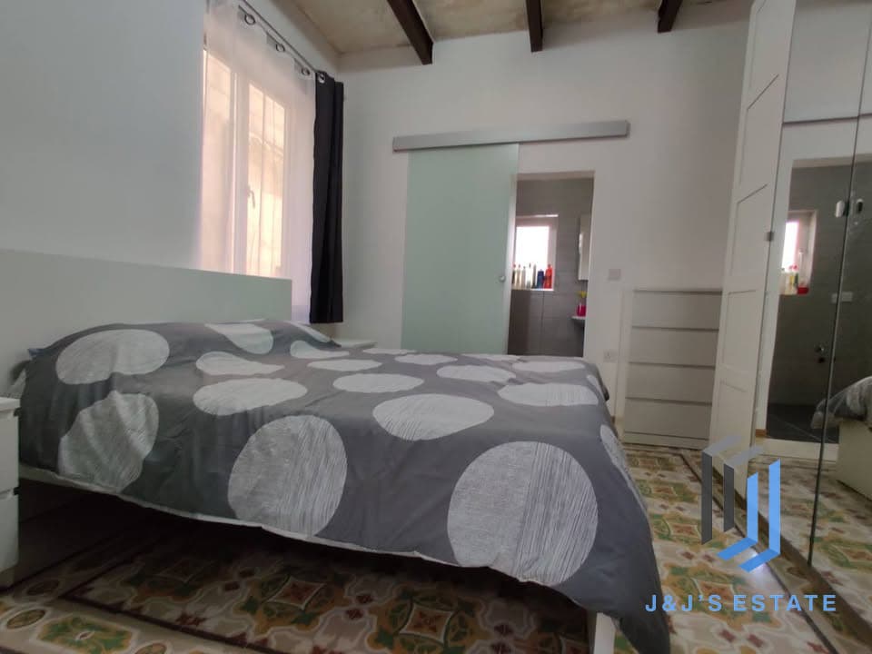 Charming Three Bedroom House in Lively Gzira Area · 4