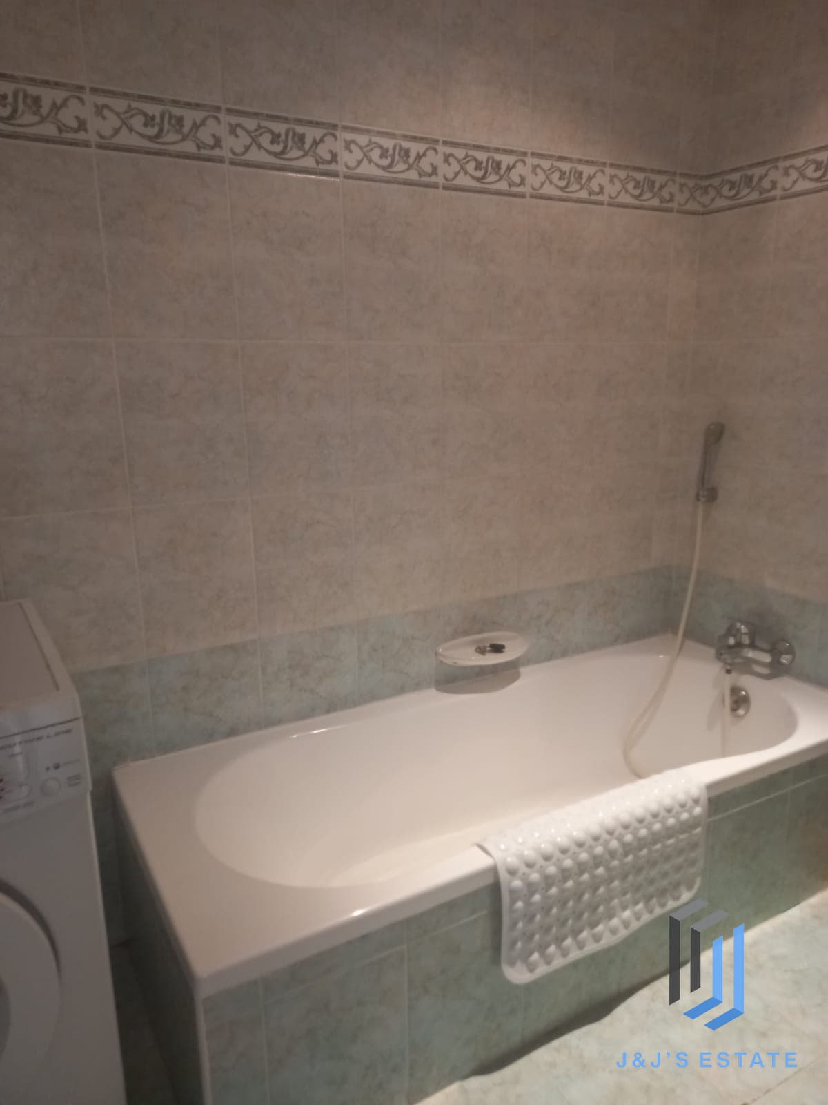 Fully Furnished One Bedroom Apartment in Sunny Qawra · 9