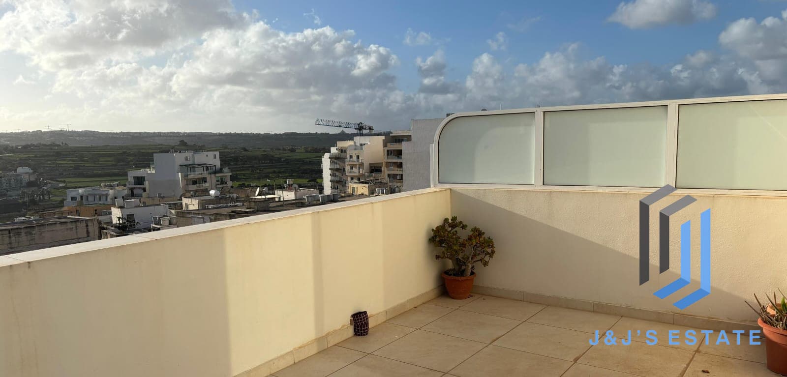 Fully Furnished One Bedroom Penthouse in Qawra · 2