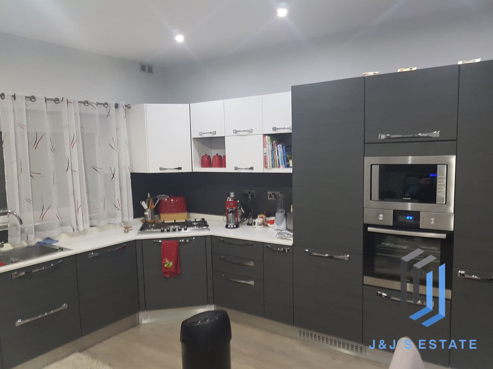 Three Bedroom Apartment for Rent 10min Walking to Airport · 4