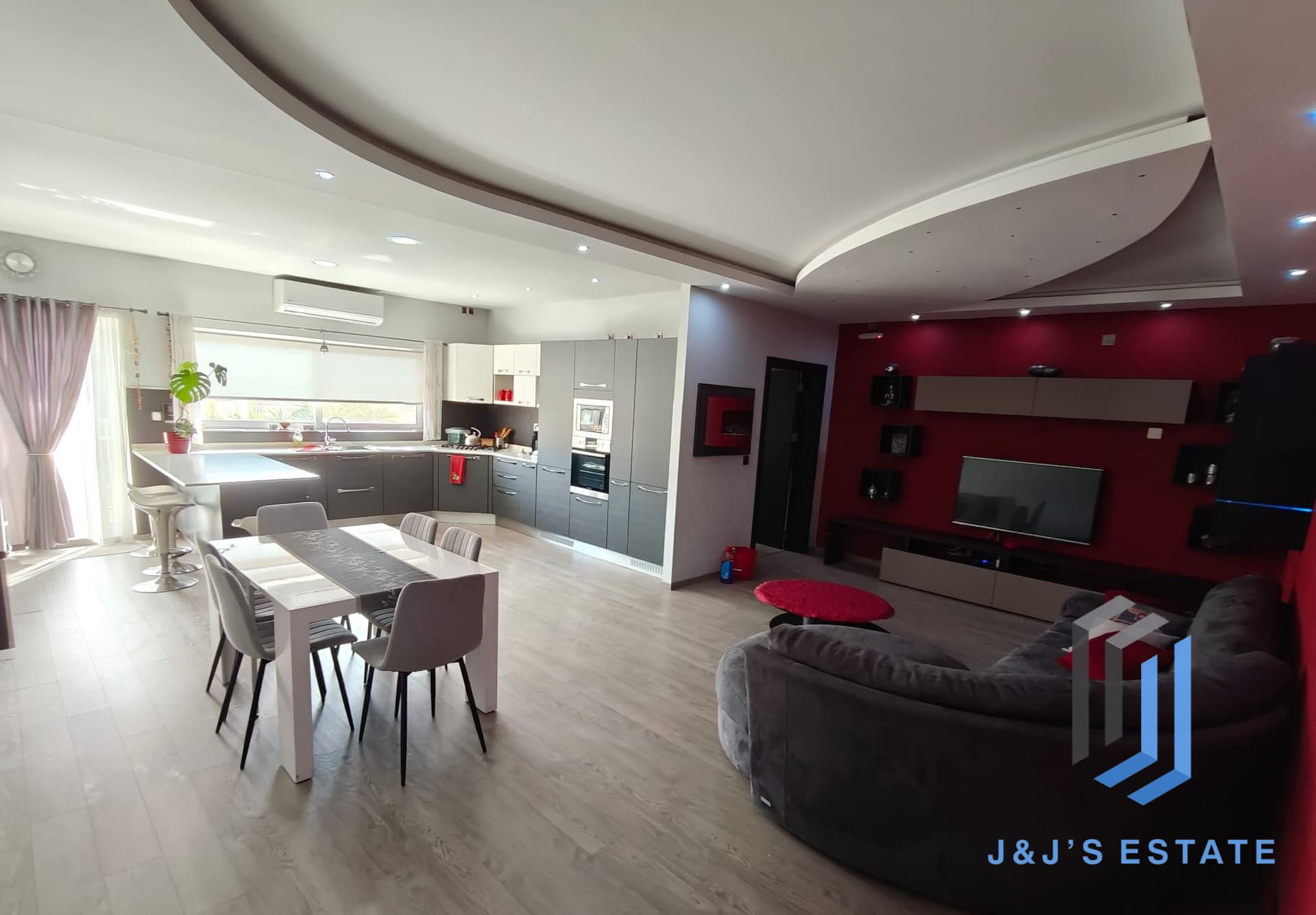 Three Bedroom Apartment for Rent 10min Walking to Airport · 2
