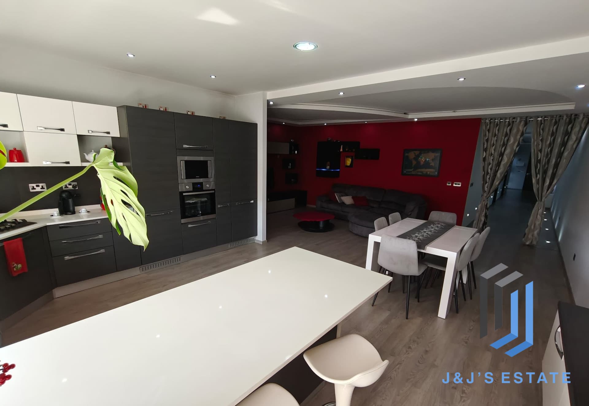 Three Bedroom Apartment for Rent 10min Walking to Airport