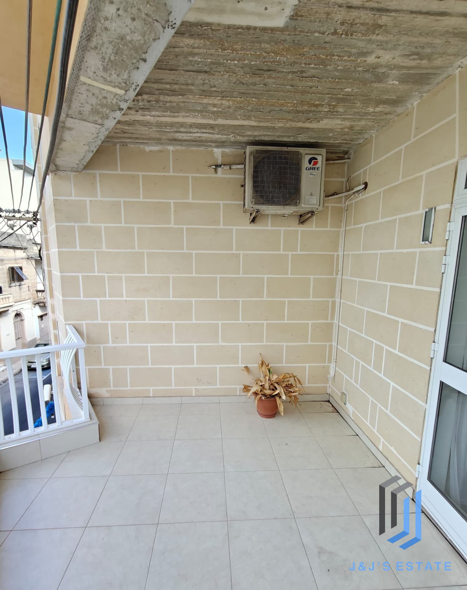 Three Bedroom Apartment for Rent 10min Walking to Airport · 5