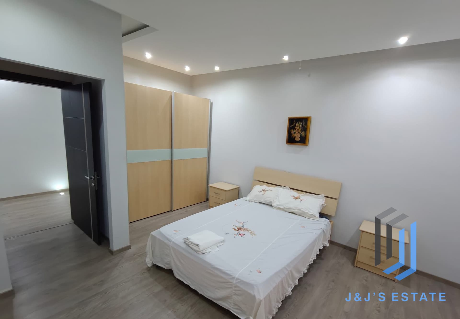 Three Bedroom Apartment for Rent 10min Walking to Airport · 10