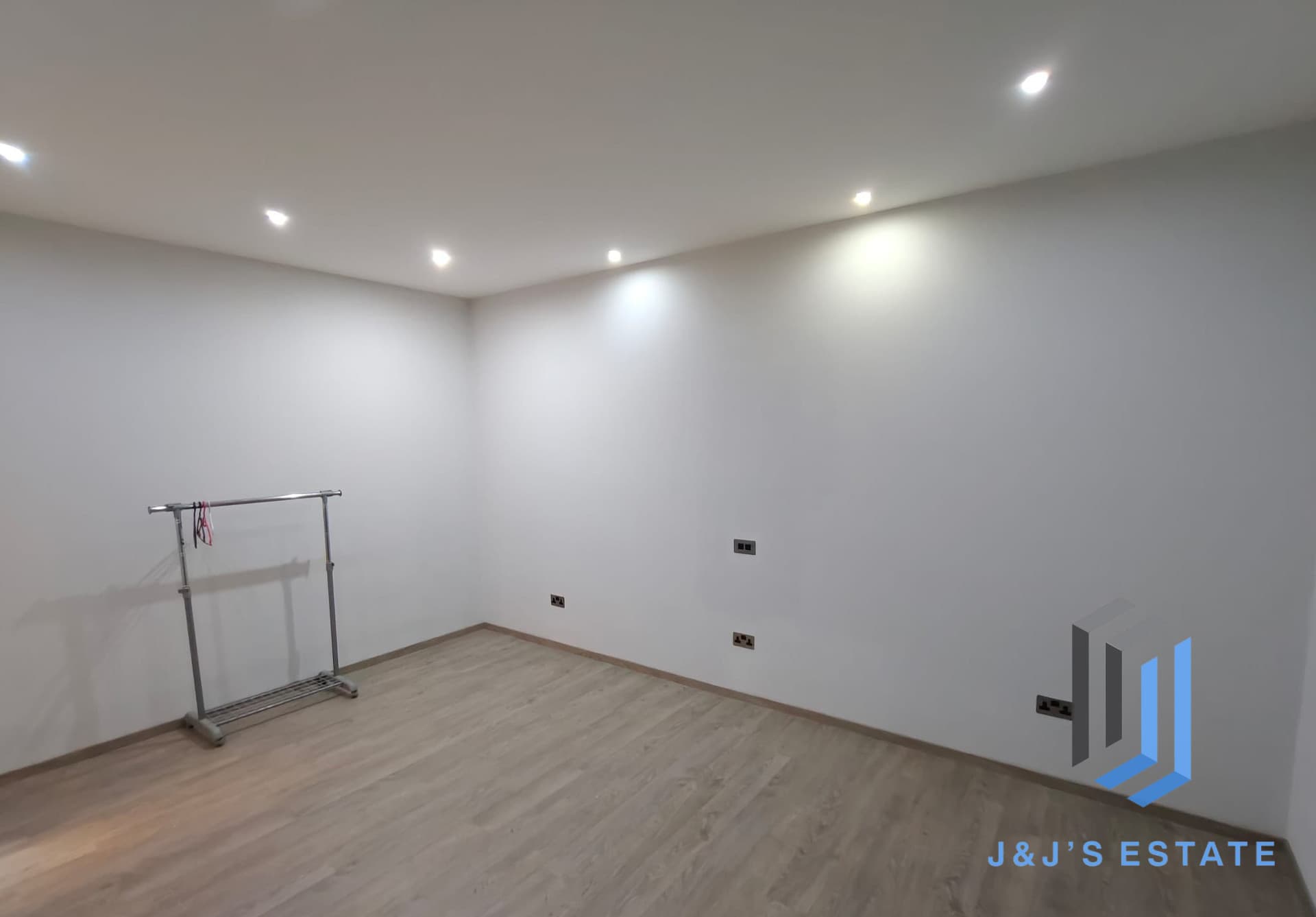 Three Bedroom Apartment for Rent 10min Walking to Airport · 12