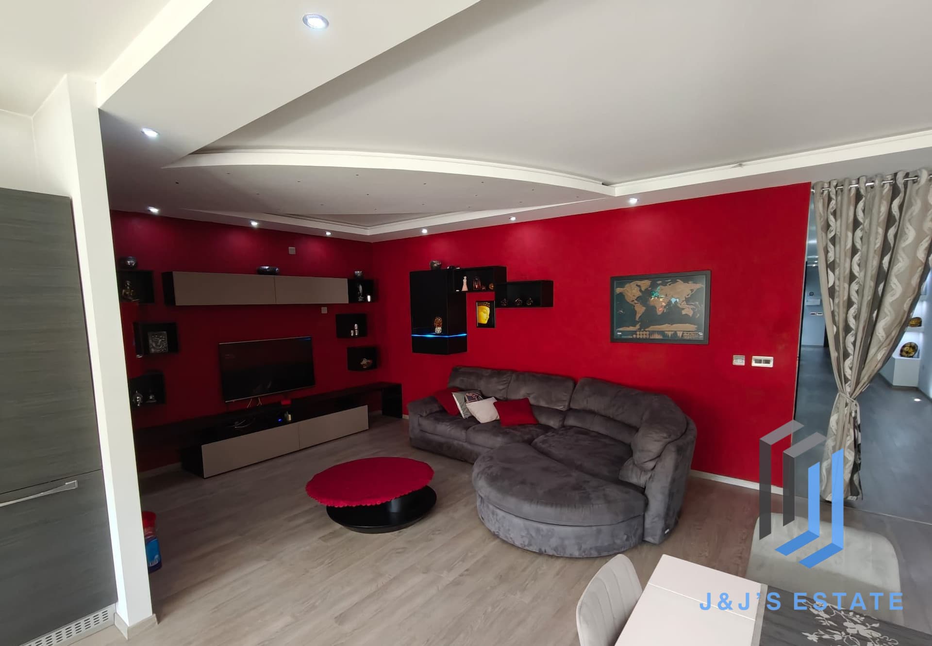 Three Bedroom Apartment for Rent 10min Walking to Airport · 3