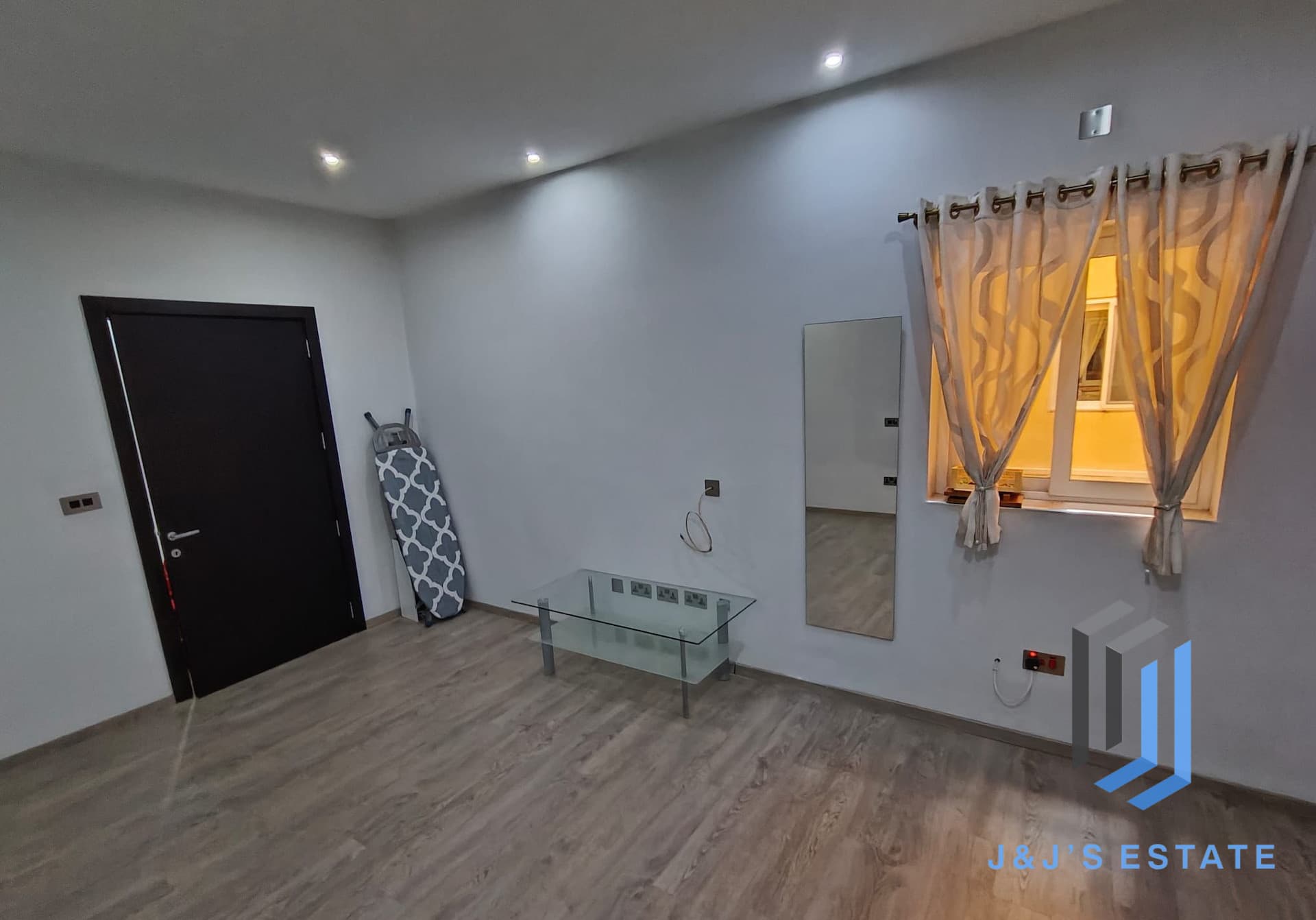 Three Bedroom Apartment for Rent 10min Walking to Airport · 11