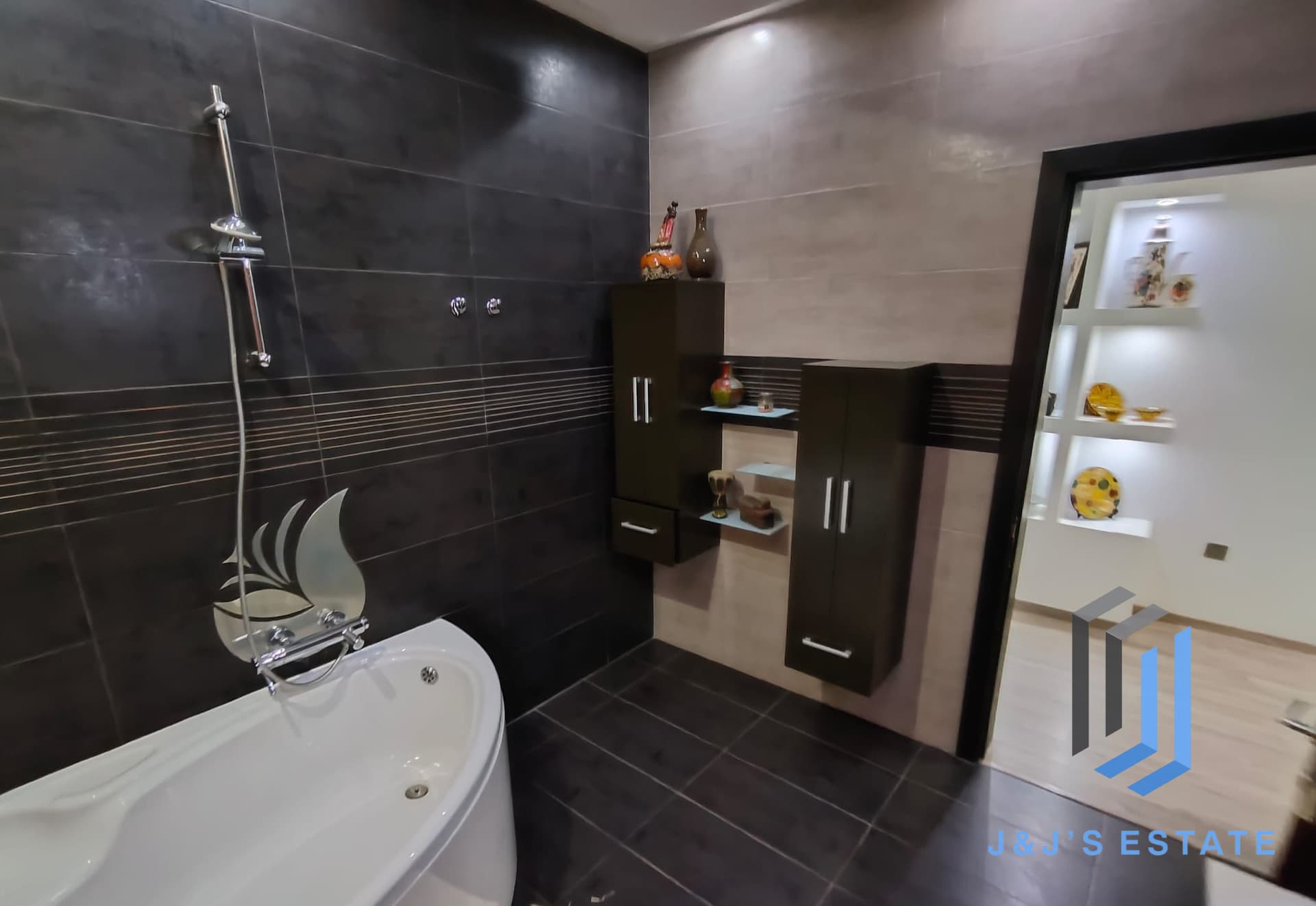 Three Bedroom Apartment for Rent 10min Walking to Airport · 14