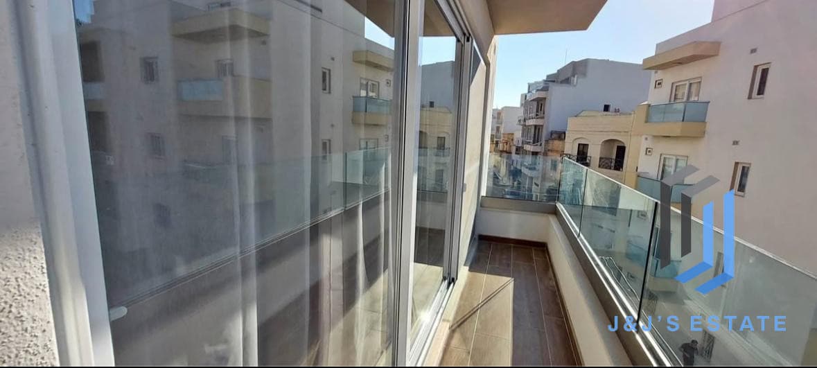 Spacious Three Bedroom Apartment in Central San Gwann · 2