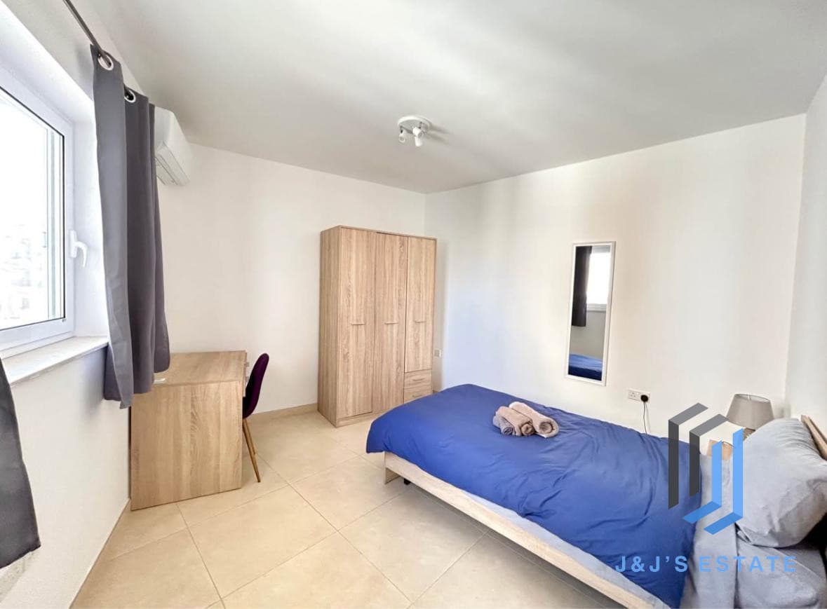 Spacious Three Bedroom Apartment in Central San Gwann · 5