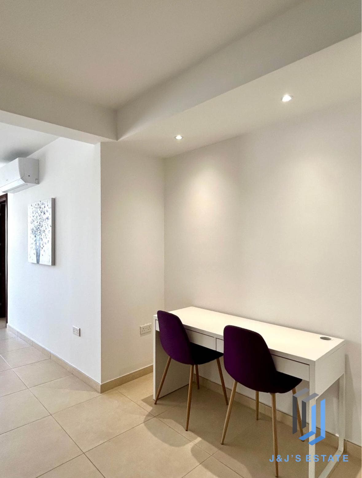 Spacious Three Bedroom Apartment in Central San Gwann · 3