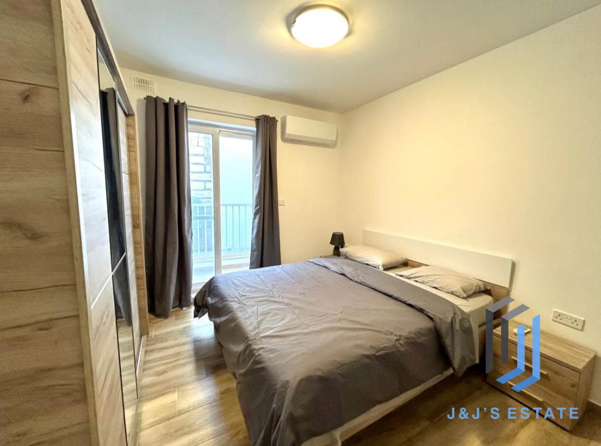 Spacious Three Bedroom Apartment in Central San Gwann · 4