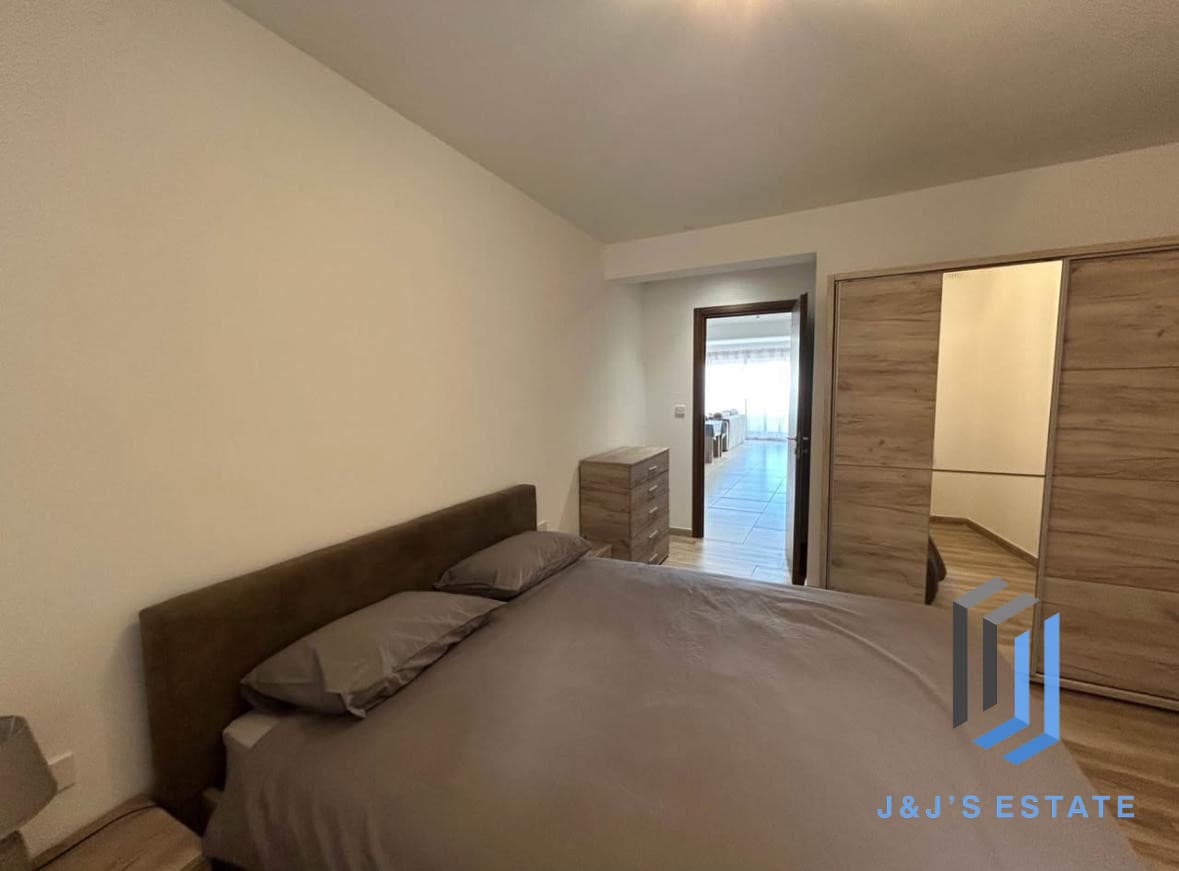 Spacious Three Bedroom Apartment in Central San Gwann · 6