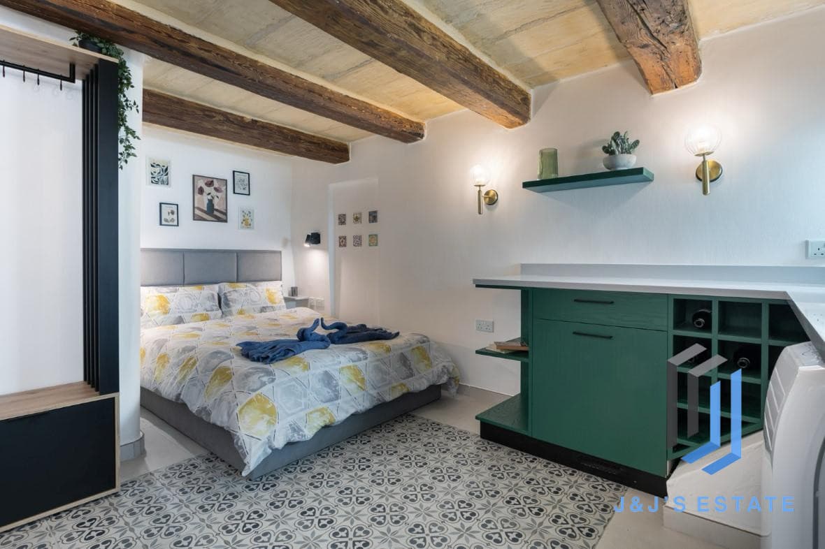 Fully Furnished Studio Maisonette in Historic Valletta Area · 10