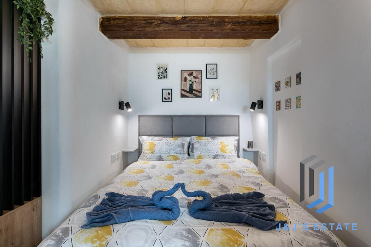 Fully Furnished Studio Maisonette in Historic Valletta Area · 11