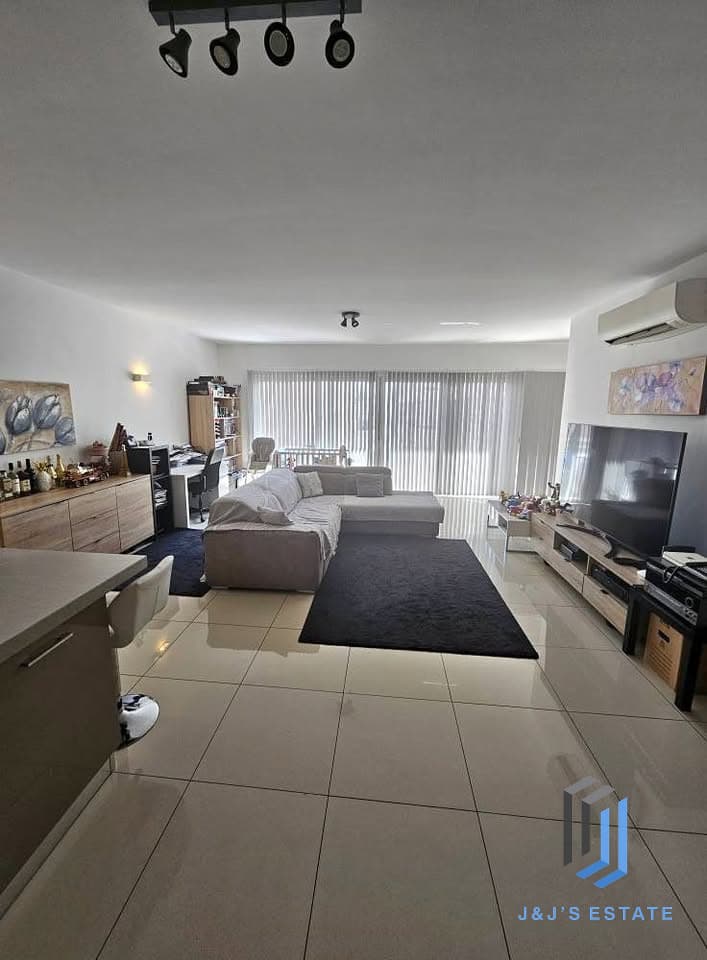 Three-bedroom apartment with balconies and garage option in Pietà · 2