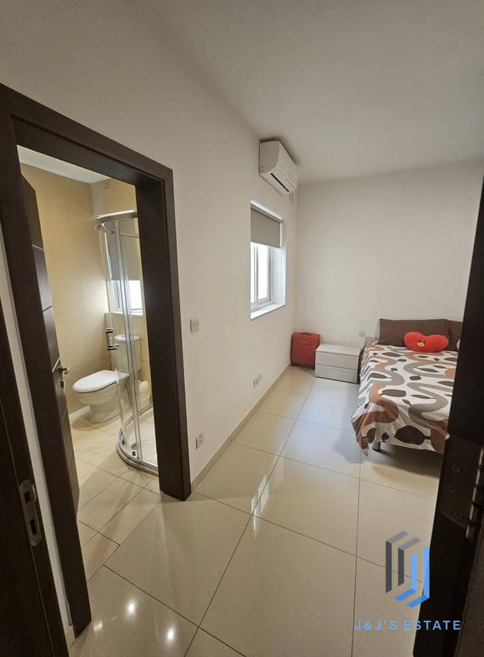 Three-bedroom apartment with balconies and garage option in Pietà · 5