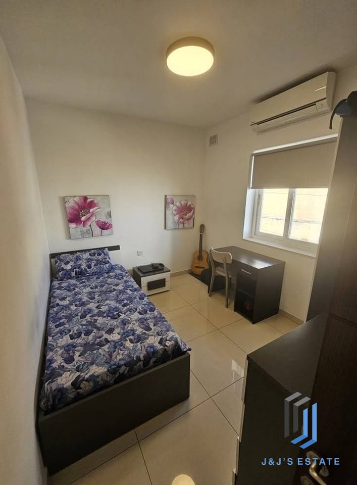 Three-bedroom apartment with balconies and garage option in Pietà · 3