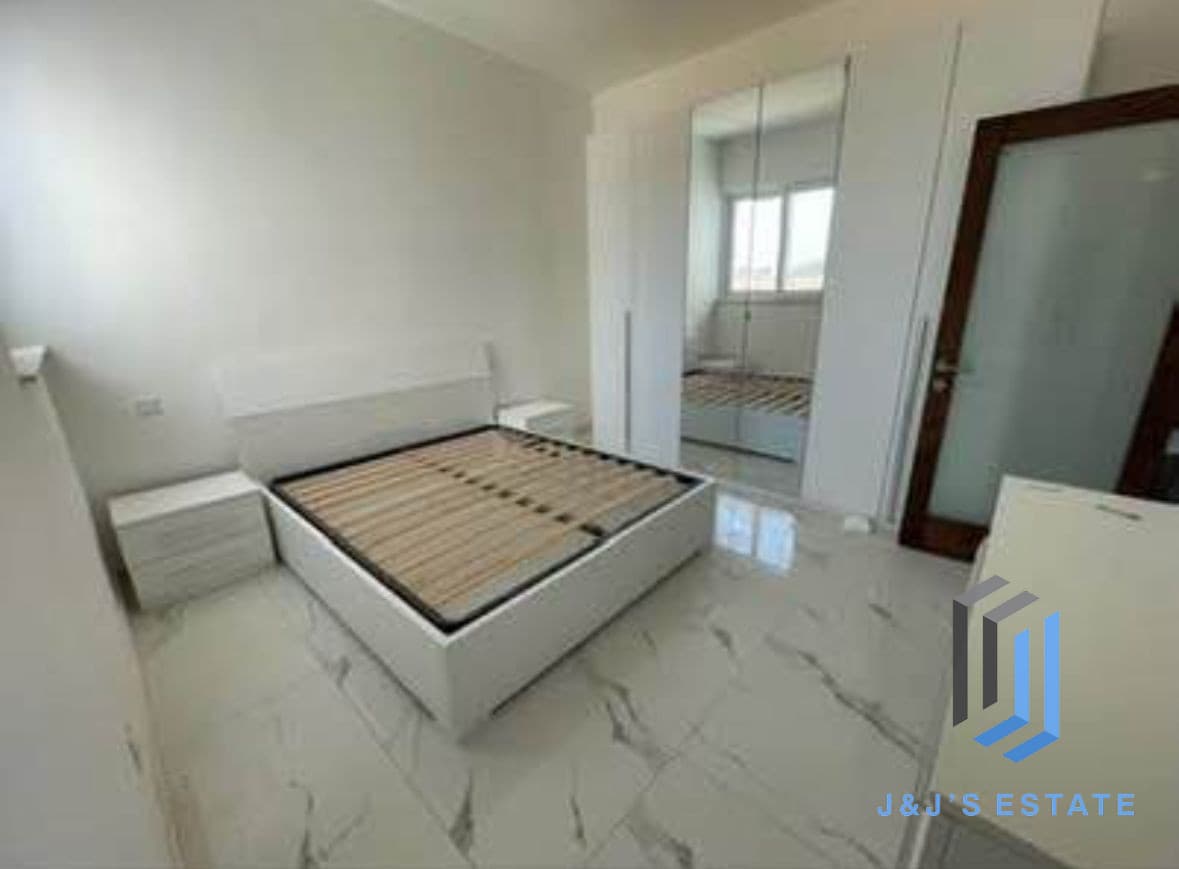 Fully Furnished Penthouse with large Terrace · 4