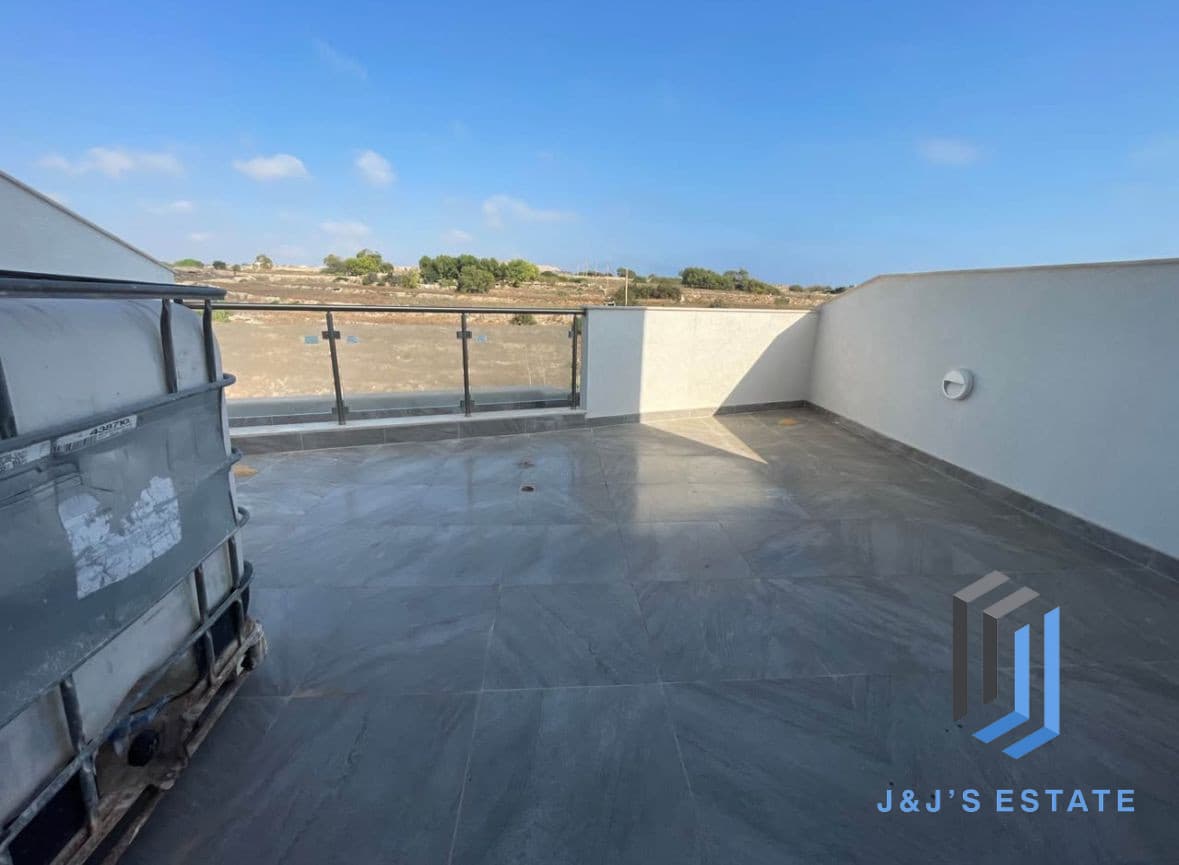 Fully Furnished Penthouse with large Terrace · 3