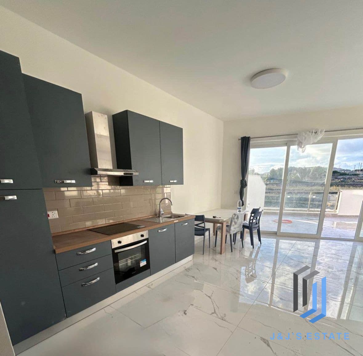 Fully Furnished Penthouse with large Terrace · 2