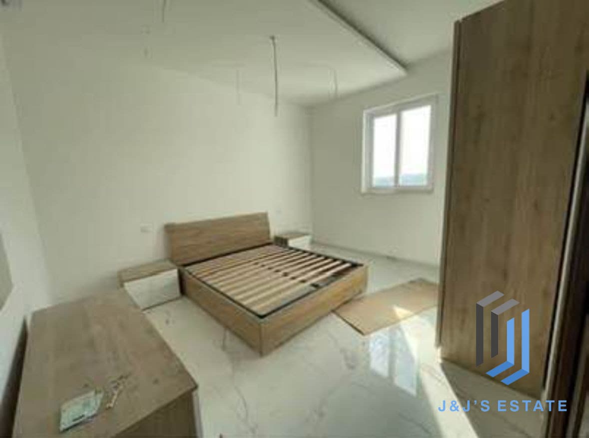 Fully Furnished Penthouse with large Terrace · 5