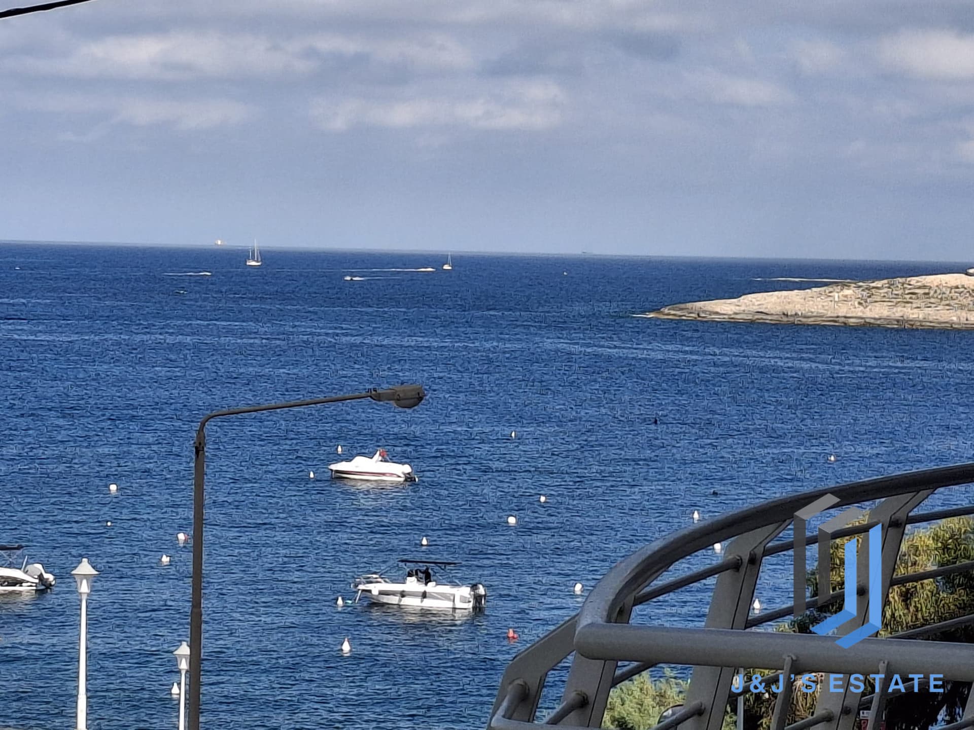 Qawra – Spacious 3 Bedroom Apartment with Sea Views & Large Terrace