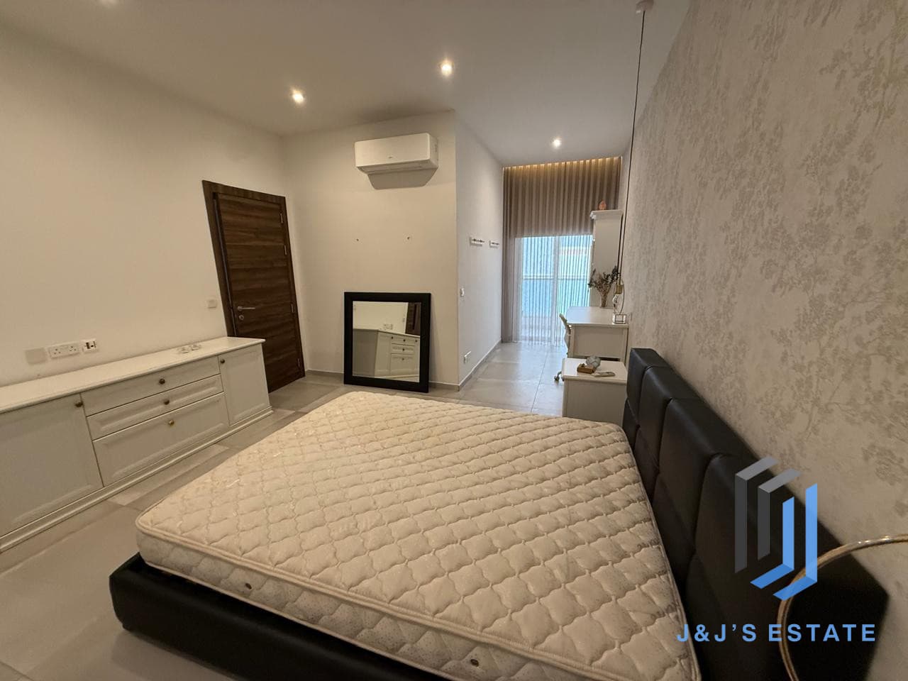 Fully furnished three-bedroom apartment in central San Gwann · 9