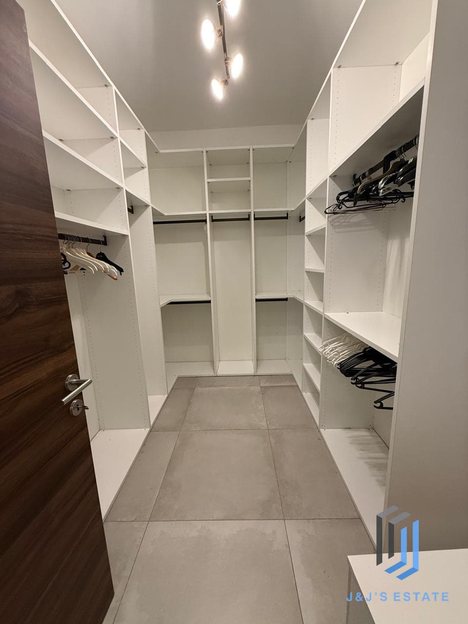 Fully furnished three-bedroom apartment in central San Gwann · 11