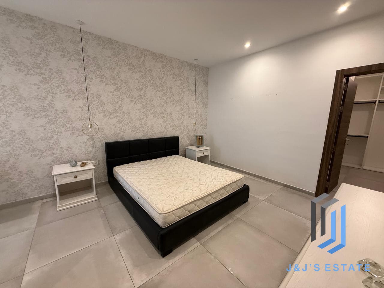 Fully furnished three-bedroom apartment in central San Gwann · 7