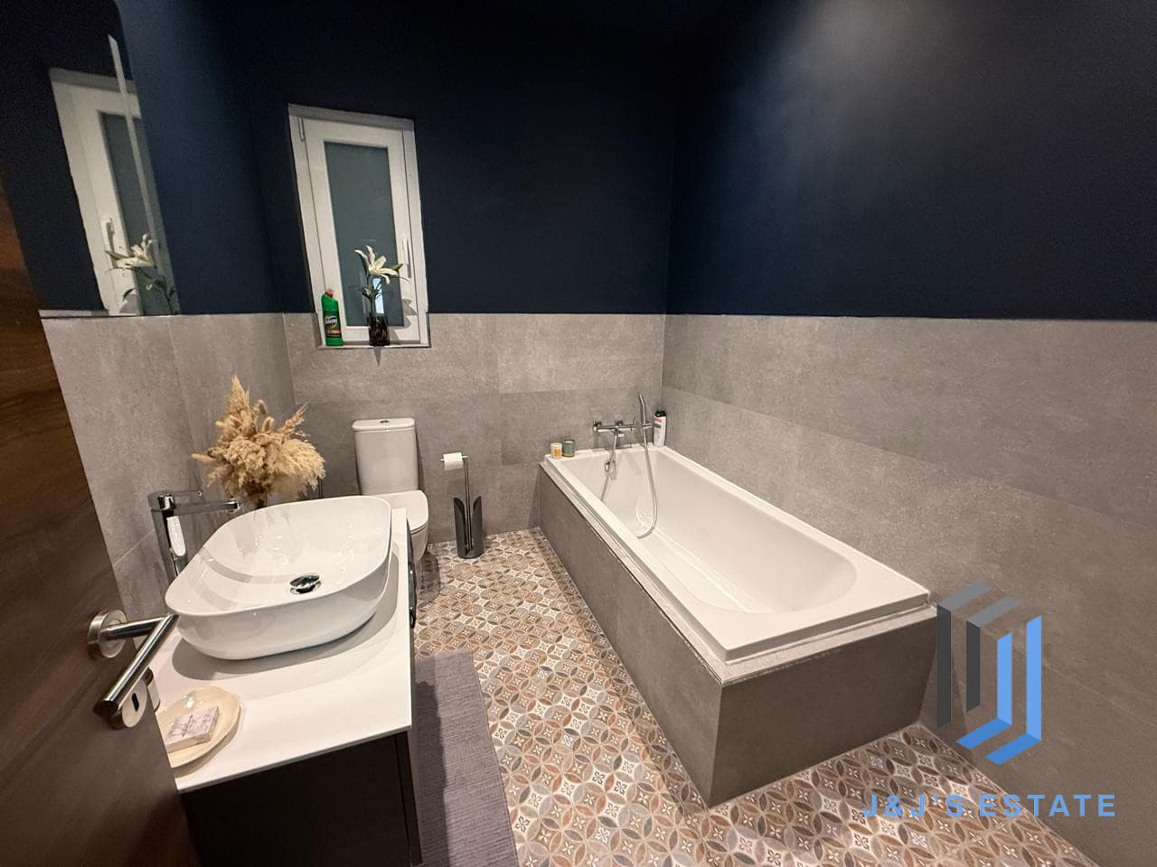 Fully furnished three-bedroom apartment in central San Gwann · 12